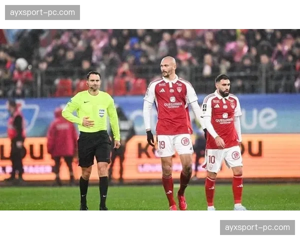 布雷斯特门将库代尔神勇扑出格林伍德点球，助球队爆冷取胜