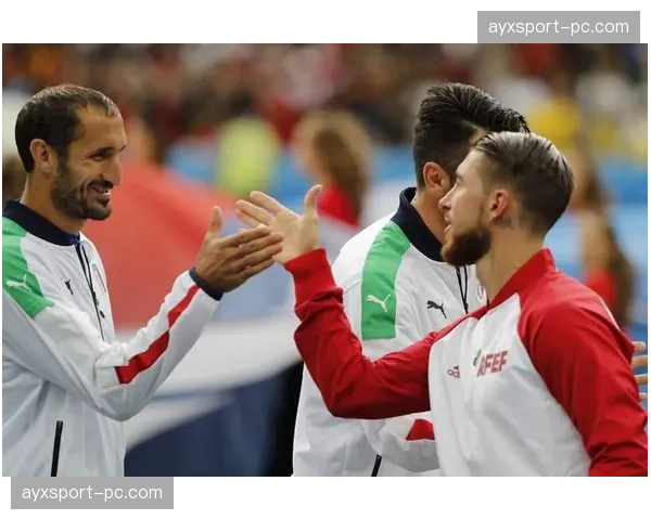 特写:39岁基耶利尼现身尤文训练场,以导师身份指导年轻后卫。 特写:39岁基耶利尼现身尤文训练场,以导师身份指导年轻后卫。