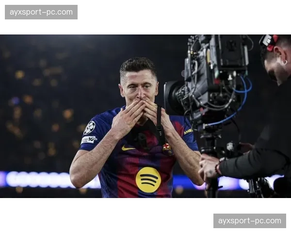 莱万绝杀后跪地庆祝,巴萨球员围拢相拥 莱万绝杀后跪地庆祝,巴萨球员围拢相拥